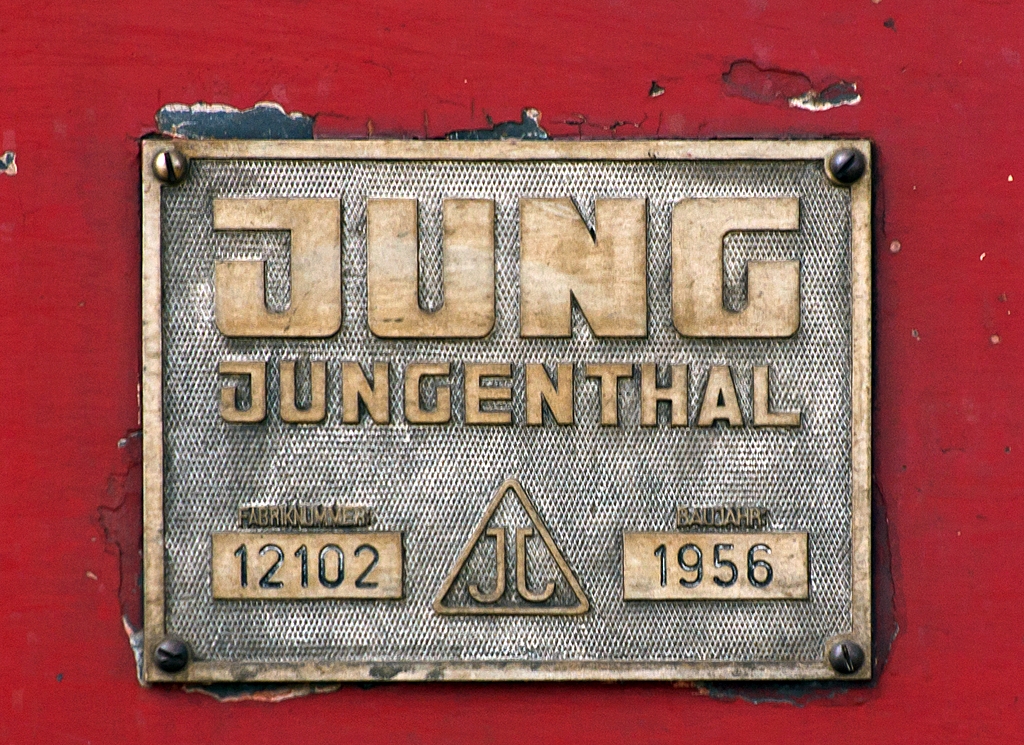 Fabrikschild der Westerwaldbahn (WEBA) Lok 1 (V 26.1), eine Jung R 30 B, am 06.05.2013 in Scheuerfeld/Sieg.  