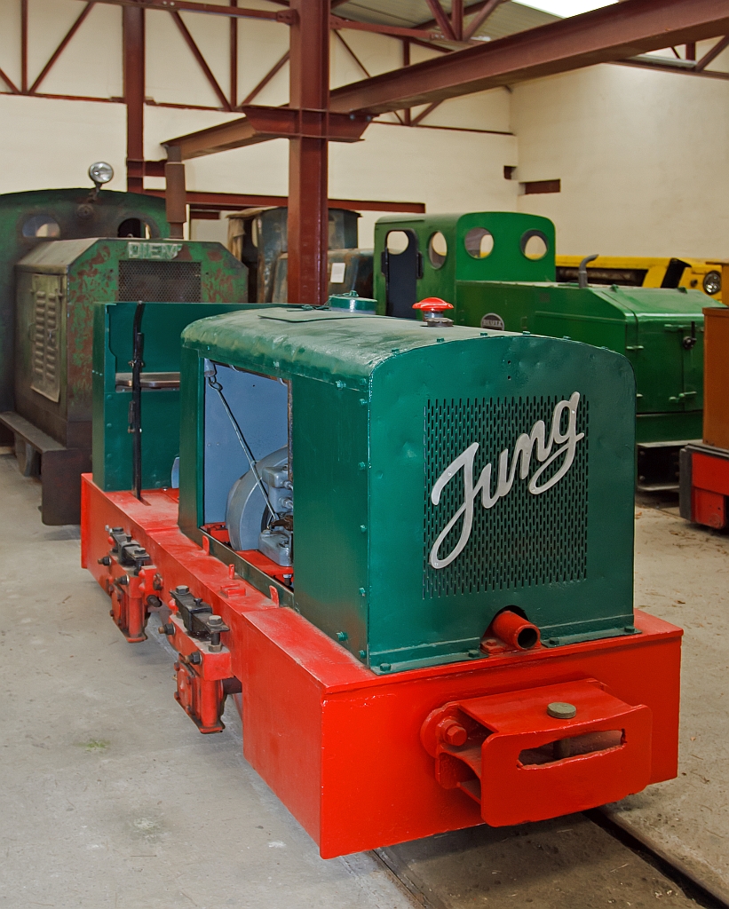 
Feldbahn Diesellok Jung EL 110 (Baujahr 1955 unter Fabrik-Nr. 11866) im Feld- und Grubenbahnmuseum Fortuna (FGF Lok 51) am 16.04.2011 in Solms-Oberbiel. Der Loktyp EL 110 z�hlt zu dem Jung Diesellokprogramm der 2. Generation und wurde von 1934 bis 1963 in einer St�ckzahl von ca. 900 Loks gefertigt. Die Lok ist mit dem Einzylinder Zweitaktmotor SE 110 (Stehender Einzylinder Zweitaktmotor mit einem Kolbendurchmesser von 110 mm), 11-12 PS Leistung ausger�stet, diese Motoren baute Jung selbst. �ber ein mechanisches Vierganggetriebe Typ 12 F k�nnen Geschwindigkeiten von 3 bis 13 km/h erreicht werden. Motor und Getriebe sind auf einen Rahmen Typ 12 L aufgebaut. 
Die 4 Tonnen schwere Lokomotive wurde mit 700 mm Spurweite neu an H. E. Oving in Rotterdam, sp�ter Oving-Spoor in Hendrik-Ido-Ambacht, ausgeliefert.