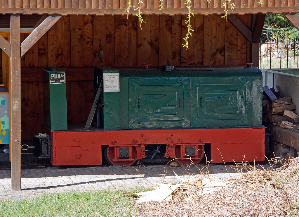 Feldbahnlok ZL 105 am 01.04.2012 bei Heimatmuseum Kirchen/Sieg. Die Lok wurde 1936 von Jung, Jungenthal bei Kirchen a.d. Sieg gebaut. Die Spurweite ist 650 mm, die Bauart ist Bdm, das Gewicht betr�gt  5,4 t, die Zugkraft betr�gt 1,2 t und sie f�hrt max. 8,2 km/h. Sie hat einen 2-Zylinder-Jung- Dieselmotor von ca. 24 PS, und ein Jung-Getriebe.