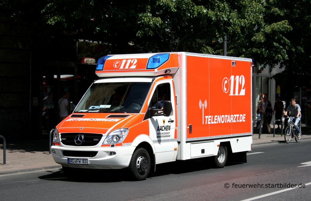 Feuerwehr Aachen
Florian Aachen 1/83/1
AC FW 83
RTW
MB Sprinter
Aufgenommen in der Aachener Innenstadt, 4.6.2010.
