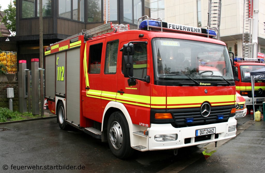 Feuerwehr Dortmund
Florian Dortmund 4/44/03
Kennzeichen DO 2462
Fahrzeugart LF 16
Aufbau      Schlingmann
Hersteller  MB Atego
Aufgenommen beim Stadtfeuerwehrtag in der Dortmunder Innenstadt am 12.6.2010.