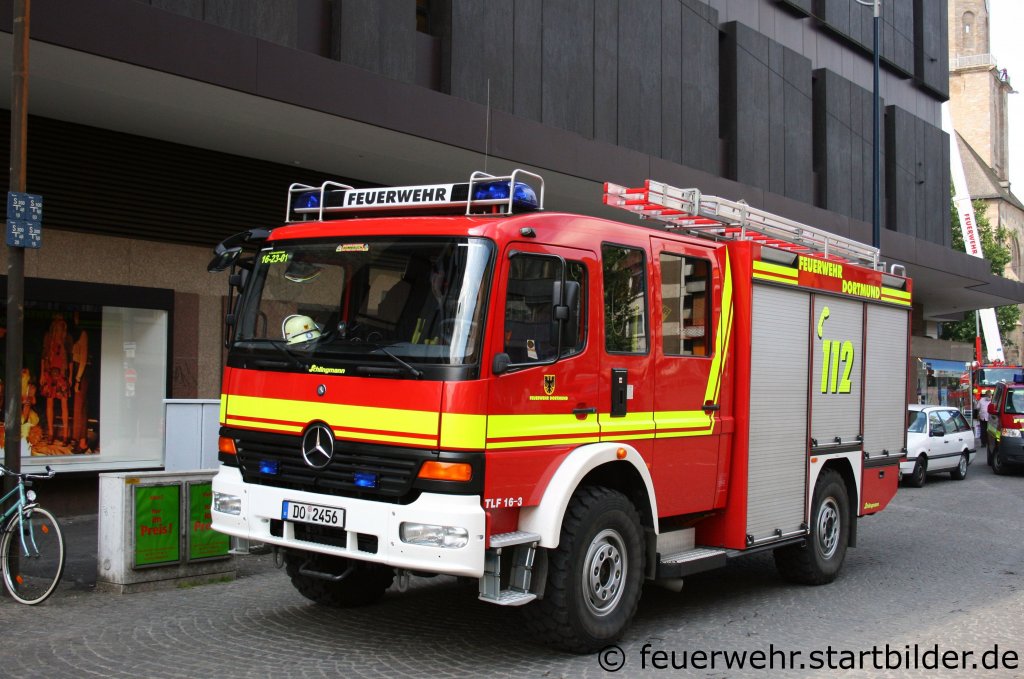 Feuerwehr Dortmund
TLF 16/25 (Funk:16/23/01).
Aufgenommen beim Stadtfeuerwehrtag in Dortmund am 11.6.2011.