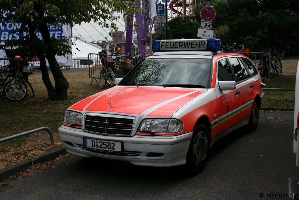 Feuerwehr D�sseldorf
D 2582
NEF
Mercedes 
Aufgenommen auf der D�sseldorfer Rheinkirmes, 23.7.2010.