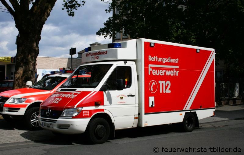 Feuerwehr Duisburg  RTW (DU 2637) auf MB Sprinter.
Aufgenommen im Sommer 2009 in Duisburg.
