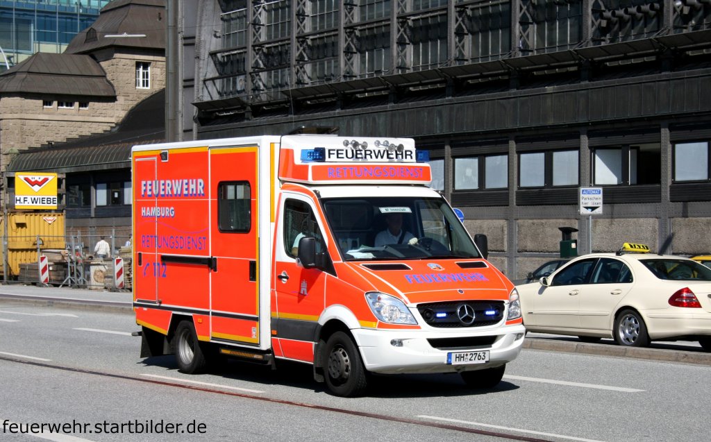 Feuerwehr Hamburg
HH 2763
RTW
MB Sprinter
Aufgenommen am HBF Hamburg im Sommer 2010.