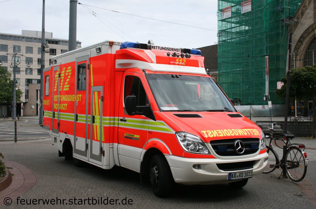 Feuerwehr Krefeld
RTW (Funk:1/83/1).
Aufgenommen am HBF Krefeld, 10.7.2011.