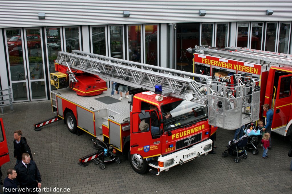 Feuerwehr Viersen
Florian Viersen 8/33/21
VIE 1984
DLK 23/12
MAN Silent 14-264
Aufgenommen beim Tag der Offenen T�r der Feuerwehr Viersen Stadtmitte, 20.6.2010.
