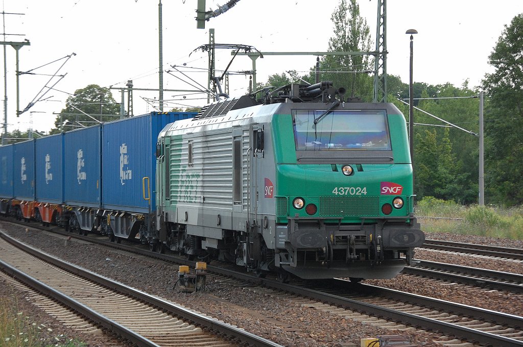 FRET/SNCF 437024 Leasinglok der ITL mit Containerzug (Blaue Wand) am 11.07.11 Bhf. Flughafen Berlin-Schnefeld.