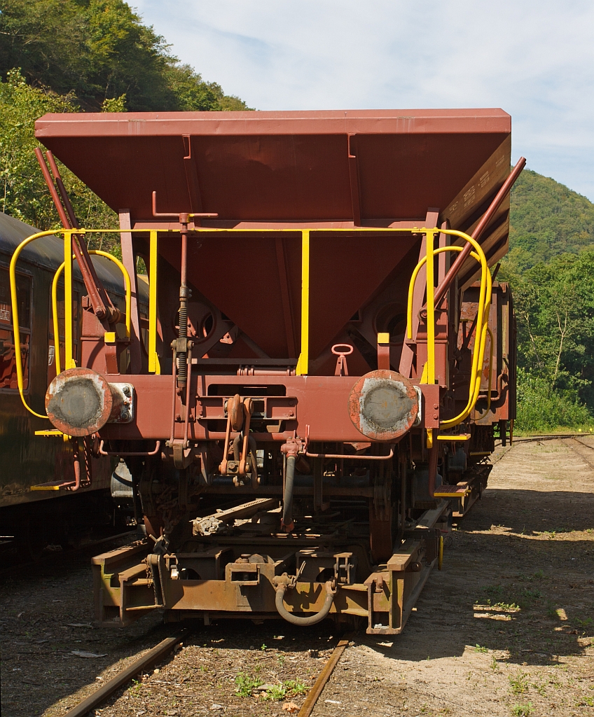 Frontansicht - BEG Sch�ttguttransportwagen Fcs-y 27 80 6450 169-7 (ex SBB 21 85 6460 001-1) verladen auf 1000mm Rollwagen BEG 43 (ex HSB 99 06 09) , abgestellt am 02.09.2012 im Schmalspur-Bahnhof Bohl der Brohltalbahn.