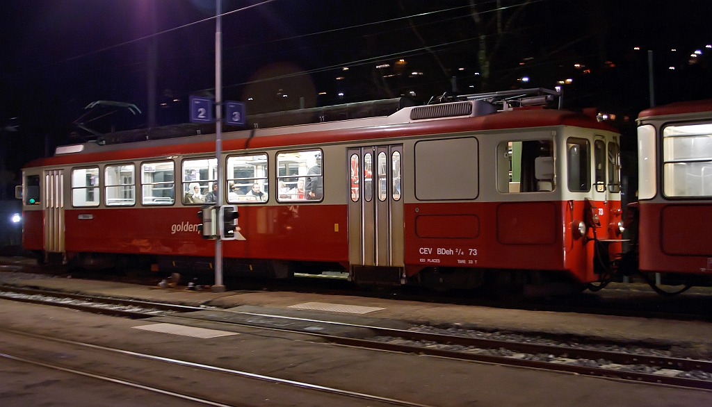 Gep�cktriebwagen BDeh 2/4 Nr. 73 der MVR (Transports Montreux–Vevey–Riviera) ex CEV (Chemins de fer �lectriques Veveysans) hier am sp�ten Abend des 25.02.2012 im Bahnhof Blonay. Er kommt gerade vom Les Pl�iades (1.360 m �. M.). Der Triebwagen wurde 1969 gebaut, Spurweite 1.000 mm, die H�chstgeschwindigkeit bei Adh�sion betr�gt 50 km/h und mit Zahnrad 16 km/h.
Aufnahme aus der Hand, BB wollte sie nicht, Euere Meinung