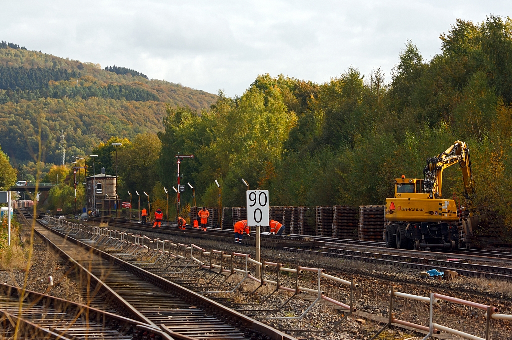 Gleisbaustelle Bf. Herdorf am 13.10.2012 (Erneuerung Gleis 2) - Mit diesem Zweiwegebagger (Kleinwagen-Nr. 99 80 9901 113-7), ein Atlas 1604 K ZW-ZB mit Abst�tzpratzen, (Baujahr 2011) der Fa. Eiffage Rail (Bochum), werden Schienen und Schwellen einzeln beiseitegelegt.