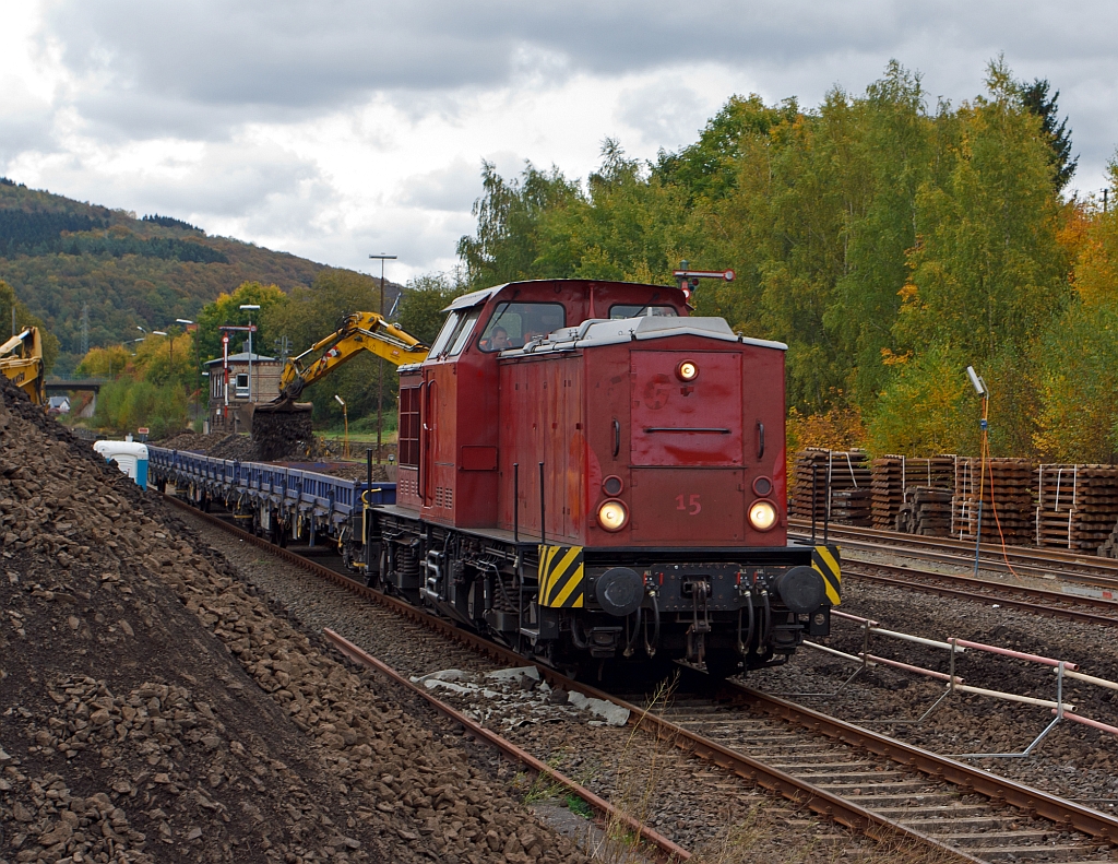 Gleisbaustelle Bf. Herdorf am 14.10.2012 (Erneuerung Gleis 2) - Die V 100.05 (202 726-6) der HGB (Hessische G�terbahn GmbH, Buseck) ex DR 110 726-7 ex DB 202 726-6 steht mit ihren 3 Res G�terwagen (Drehgestellflachwagen mit vier Rads�tzen) auf Gleis 1, im Gleis 2 ist ein Bagger der den Altschotter austr�gt und auf die G�terwagen ablegt.