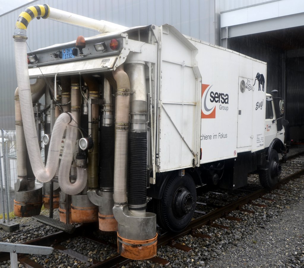 Gleisreinigungsfahrzeug „Sugi“:  Gr�ndliche S�uberung der Gleisstrecken durch Absaugen von groben Abf�llen und feuchten Materialien wie Papier und Laub, auch im Tunnel  so steht es in der Produktbeschreibung von Sersa.
Hier sieht man die Saugd�sen.
 Hersteller: Zweiweg, Typ ZW 100 S, Basisfahrzeug: MB-Unimog U 1650 L, 
Baujahr: 1990, Fabriknummer: 1295, Stra�enkennzeichen: ZH 1732, 
Vmax Stra�e/Schiene: 85/40 km/h.
Das Fahrzeig wurde auf der Jubil�umsausstellung 100 Jahre L�tschbergbahn in Frutigen von Sersa pr�sentiert (29.06.13). 