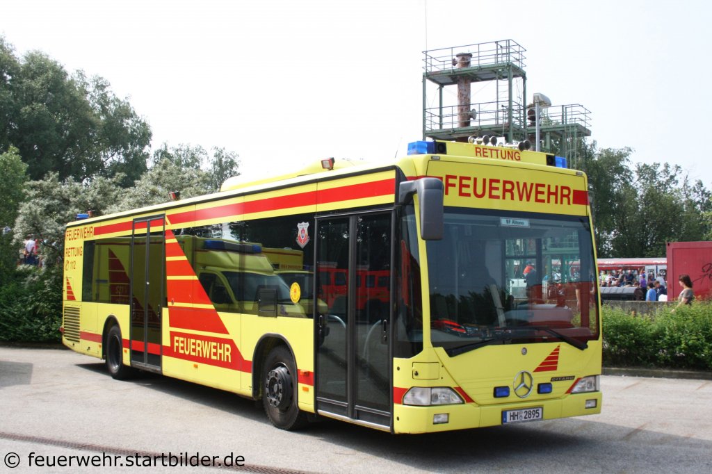 GRTW der Feuerwehr Hamburg.
F�r den GRTW wurde ein ganz normaler Omnibus von Mercedes Benz umgebaut.
Aufgenommen bei der Feuerwehrschule Hamburg am 21.5.2011.