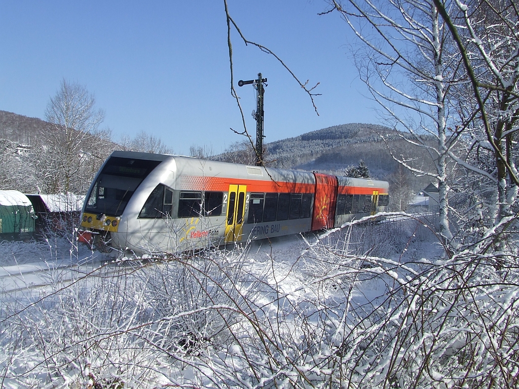 GTW 2/6 der Hellertalbahn am 14.02.2009 zwischen Struth�tten und Herdorf, KBS 462 (Dillenburg-Haiger-Neunkirchen-Herdorf-Betzdorf). In Betzdorf besteht dann der Anschlu� an die RE 9 Rhein-Sieg-Express (KBS 460) K�ln-Siegen. 
