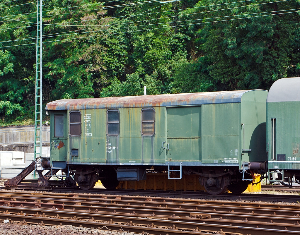 G�terzug Gep�ckwagen Pwgs 41 (ex DB 42 80 950 6696-8),abgestellt am 04.07.2012 in Linz am Rhein.