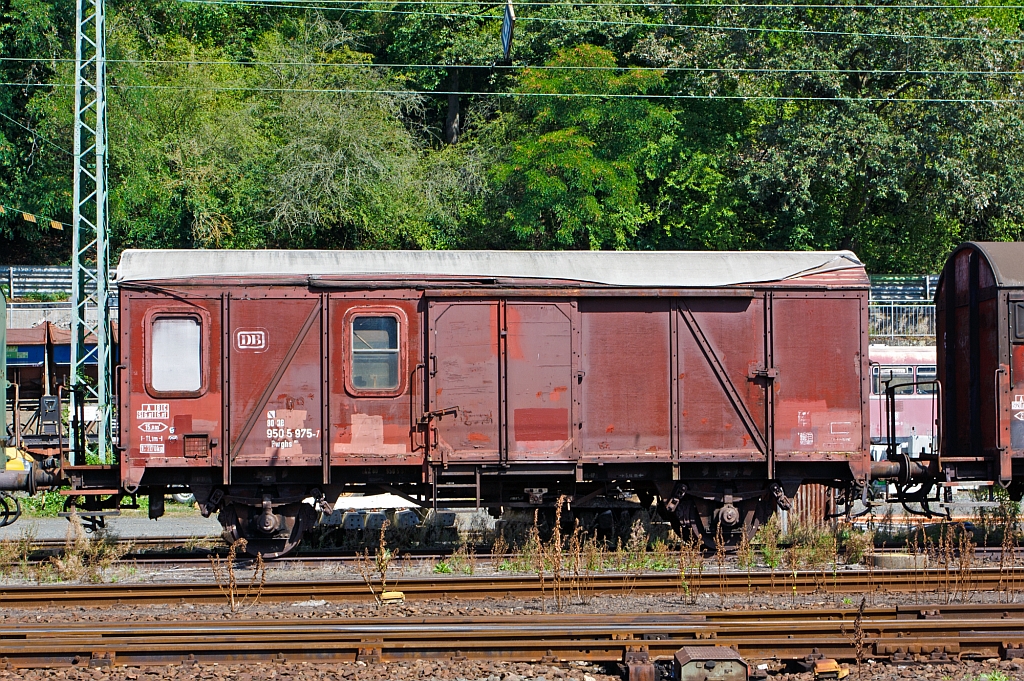 G�terzugpackwagen Pwghs 54 (ex DB 80 950 5 975-7) abgestellt am 02.09.2012 in Linz am Rhein. 
Die G�terzugpackwagen der Gattung Pwghs 54 wurden aus G�terwagen der Bauart Gls 205im Ausbesserungswerk (AW) Weiden ab 1954 umgebaut. Dabei erhielten sie ein Zugf�hrerabteil und einen Abort. Au�erdem wurden die Fahrzeuge
mit Dampfheizung und 24-Volt-Beleuchtung ausger�stet. Die Wagen sind f�r Geschwindigkeiten bis 100 km/h geeignet. Von dieser Gattung wurden 1200 Fahrzeuge gebaut.