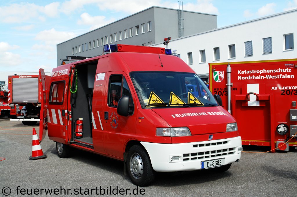 GW-Dekon P (Florian Essen 19/93/5) der Feuerwehr Essen.
Aufgenommen beim Tag der Offenen T�r der Feuerwache 1 in Essen, 10-11.9.2011.