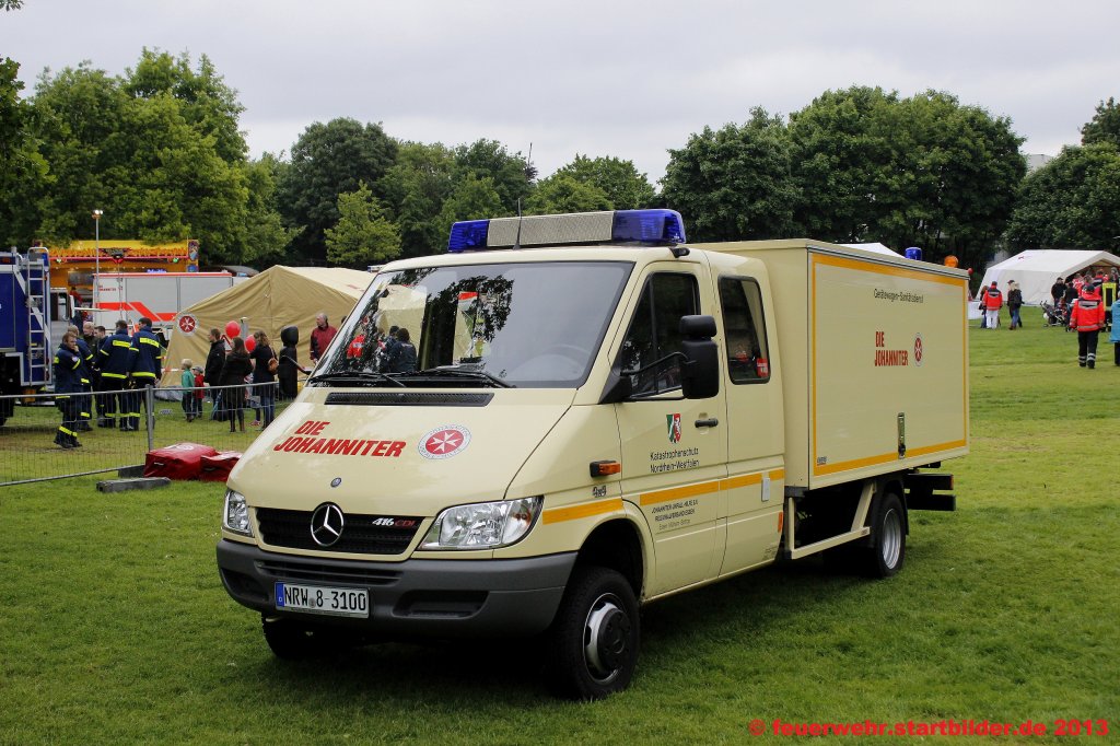 GW-San (NRW 8-3100) der Johanniter M�lheim/Ruhr.
Aufgenommen beim Tag der Hilfsorganisationen am 26.5.2013 in M�lheim.