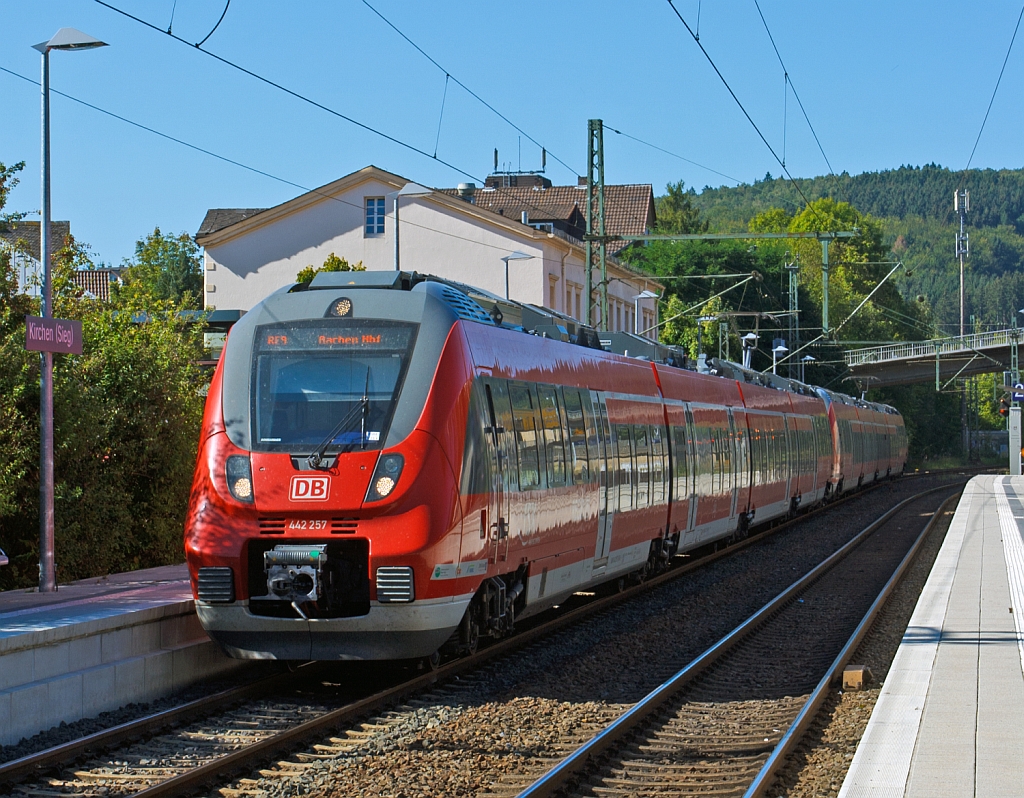 Hamsterbacken im Doppelpack - 442 257 / 757 und 442 756 / 256 zwei gekuppelte Talent 2  als RE 9 (rsx - Rhein-Sieg-Express) Siegen - K�ln - Aachen fahren hier am 08.09.2012 vom Bahnhof Kirchen/Sieg weiter in Richtung K�ln. 
