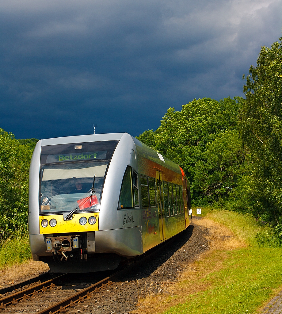  HellertalBahn – Die sympathische Verbindung  ist der Werbeslogan der Bahn, das trifft auch voll zu, zudem sind die Triebwagenf�hrer immer sehr freundlich...
Wobei es diese Bahngesellschaft (Eigent�mer sind je zu einem Drittel die KSW, die WEBA und die HLB) so nicht mehr lange geben wird. F�r Dezember 2014 ist die Betriebsaufnahme von dem Dieselnetz Eifel-Westerwald-Sieg vorgesehen. Aber positiv ist die Zugfolge wird dann wohl etwas dichter werden.

Aber auch die 36,4 km lange gleichnamentliche Strecke Hellertalbahn (KBS 462) zwischen Betzdorf/Sieg und Haiger geh�rt zu den sch�nen in Deutschland und verl�uft durch drei Bundesl�nder Rheinland-Pfalz, Nordrhein-Westfalen und Hessen

Hier ein Stadler GTW 2/6 der Hellertalbahn als RB 96 (innerhalb Hessens als RB 41) Dillenburg-Haiger-Burbach-Neunkirchen-Herdorf-Betzdorf/Sieg kurz vor der Einfahrt in den Hp Niederdresselndorf, bei km 111,5.

Nochmal einen freundlichen Gru� an den Tf zur�ck.