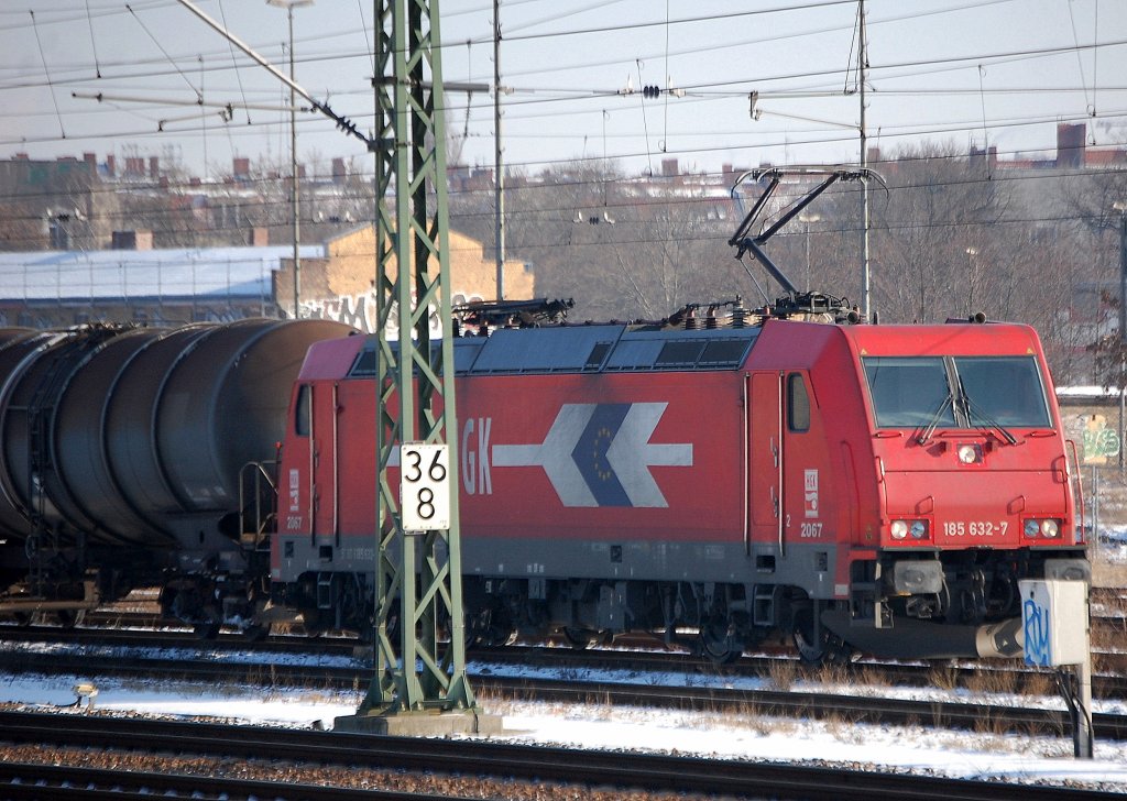HGK 2067/185 632-7 (91 80 6185 632-7 D-HGK) steht abfahrbereit gegenber dem Berliner Westhafen mit einem Kesselwagenzug der im Berliner Westhafen entleert wurde, 06.02.12 Berlin-Beusselstr.