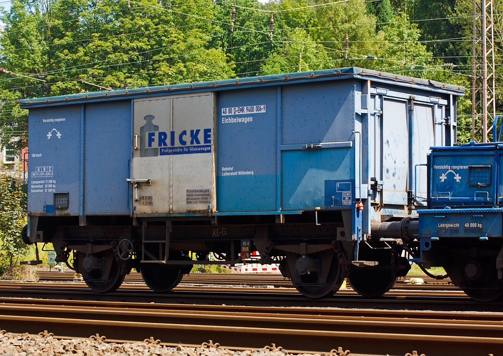 Hier im Detail einzeln -  Eichbeiwagen  der Fa. Fricke Eichfahrzeuge 40 80 D-EMR 9400 006-9 er hat ein Eigengewicht von 12,5 t plus max. 20 t Eichnormale. Nur f�r Streckenlast C2 oder h�her zugelassen. Die Wagon hat eine L�nge �ber Puffer von 5,5 m und einen Achsabstand von 3 m. Aufgenommen am 11.08.2012 in Kreuztal.