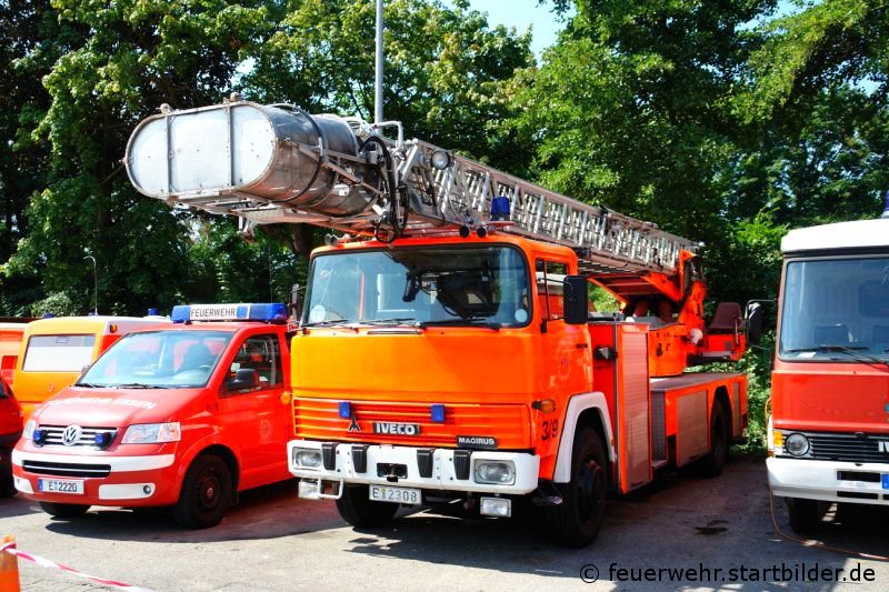 Hier ist eine DLK 23/12 (E 2308) der Feuerwehr Essen zu sehen.
Aufgenommen im Sommer 2008.