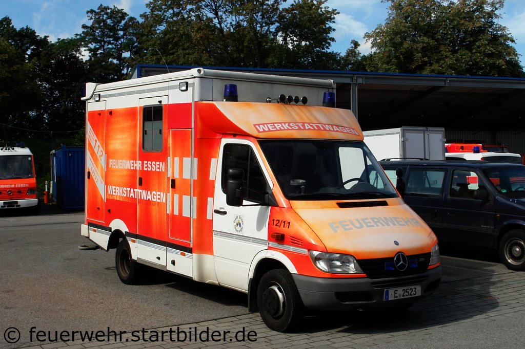 Hier ist ein Werkstattwagen zusehen der fr�her als RTW durch Essen gefahren ist.
Aufgenommen beim Tag der Offenen T�r der Feuerwache 1 in Essen, 10-11.9.2011.