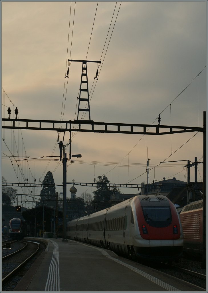 Hier die etwas stimmungsvollere (Nachschuss)-Variante von IC 30237. 
Bei BB.de ist unter folgendem Text der geleiche Zug zu sehen: 
Da der EC 37 an Samstagen in der Regel sehr gut ausgelastet ist, verkehrt dieser hin und wieder in Doppeltraktion, doch weit h�ufiger �bernimmt ein  Entlastungszug  die Aufgabe, die vielen Reisenden an ihr Ziel zu bringen. Nachdem oft eine Re 460 mit zwei kurzen Modulen zu sehen war, wird seit kurzem ein ICN f�r diesen Verkehr eingesetzt, welche sonst auf dieser Strecke nicht Fahrplanm�ssig verkehren. Auf dem Bild ist der IC 30237 Lausanne Brig (10037) - Domossola bei der Durchfahrt in Vevey zu sehen. Weiter Ausk�nfte zum Zug erteilt sicher gerne der CT Simon B�tikofer, der sich an Bord des ICN um die Fahrg�ste k�mmert, und der mich auf den ICN aufmerksam machte. Vevey, den 23. Feb. 2013