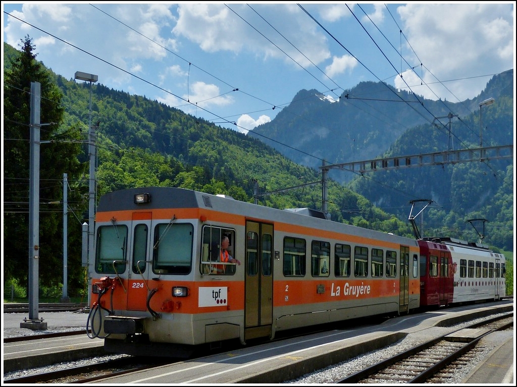 Hier fehlt das Salz in der Suppe. Ohne die beiden alten Dampfloks, sieht der tpf Bt 224 mit Be 4/4 122 in Montbovon nur halb so interessant aus. ;-) 28.05.2012 (Hans)