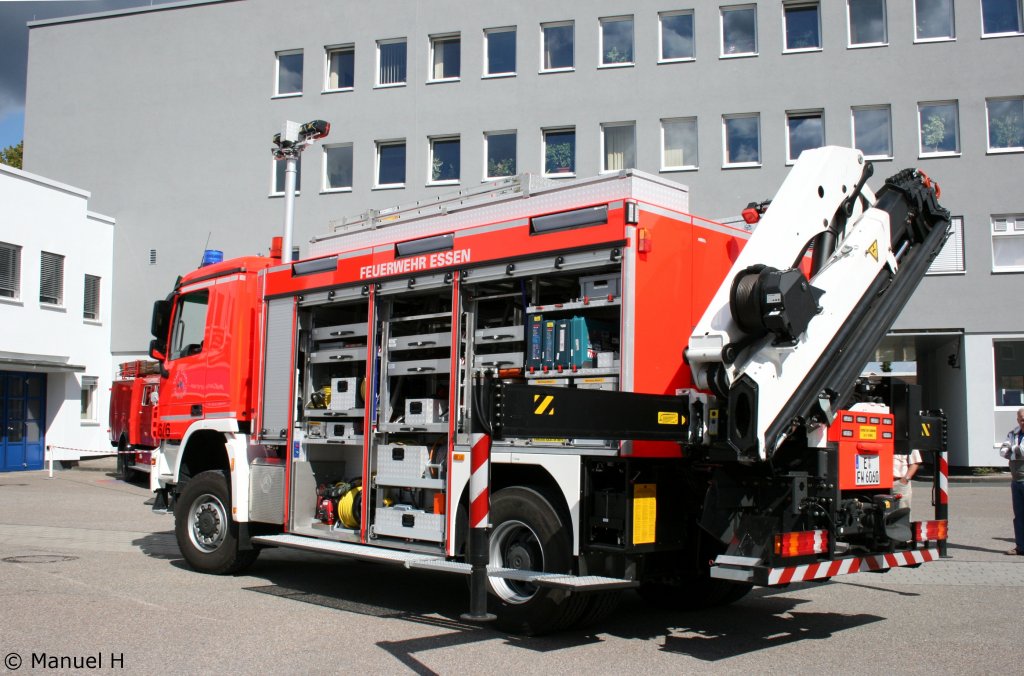 Hier eine Heckansicht des neuen RW2 der Feuerwehr Essen.
Aufgenommen am Tag der Offenen T�r der Feuerwehr Essen am 5.9.2010.