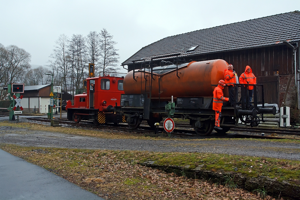 Hier kann man nur noch hin und her fahren: Die Lok 3 der IG Asdorftalbahn am 10.03.2012 in Niederfischbach beim ehem. Bahnhof (450m Gleis sind noch vorhanden). Die Lok ist eine Deutz  Typ  KS 55 B  sie wurde 1958 unter der Fabriknummer  56858  f�r Steuler Industriewerke, H�hr-Grenzhausen gebaut. Der Motor vom Typ A4L 514 A hat eine Leistung von 55 PS,  die Bauart ist B-dm.
