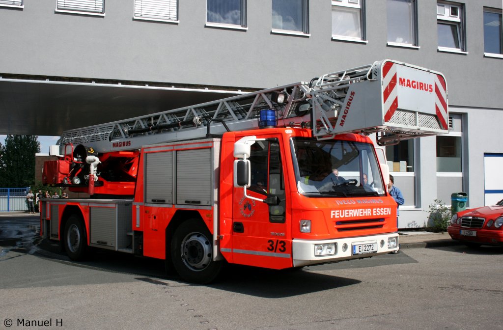 Hier kommt DLK 3/3 (Florian Essen 1/33/1) von einem Einsatz zur�ck.
Aufgenommen beim Tag der Offenen T�r der Feuerwehr Essen am 5.9.2010.