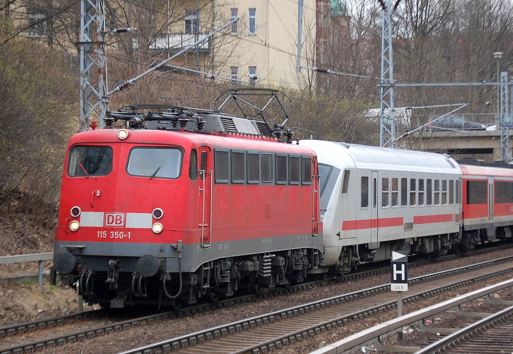 Hier noch mal aus der Nhe, die 115 350-1 mit PbZ nach Berlin-Lichtenberg, 31.03.11 Berlin Prenzlauer Allee.