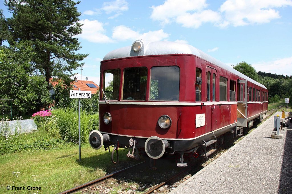 Hier nochmals der Esslinger VT 103 auf der Ciemgauer Lokalbahn als P 112 von Obing am See nach Bad Endorf in seiner ganzen Sch�nheit! --> KBS 12951 Lokalbahn Bad Endorf - Obing am See   LEO  , fotografiert im Bahnhof Amerang am 08.07.2012