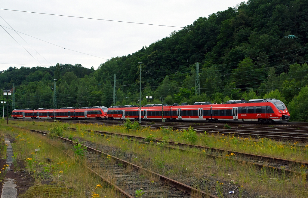 Hier nun mal in kompletter L�nge - Zwei gekuppelte Talent 2  (BR 442) als RE 9 (rsx - Rhein-Sieg-Express) Siegen - K�ln - Aachen fahren hier am 11.07.2012 von Betzdorf weiter in Richtung K�ln.