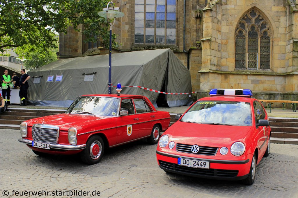 Hier stehen zwei Generationen Feuerwehr PKW nebeneinander.
Aufgenommen beim Stadtfeuerwehrtag in Dortmund, 7.7.2012.