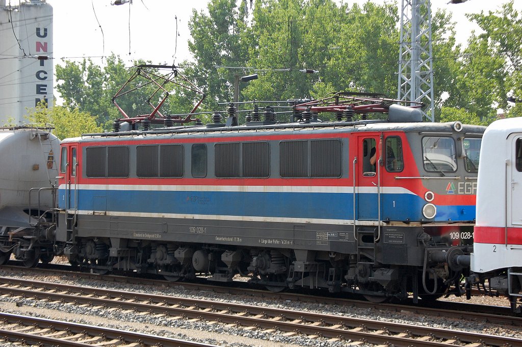 Hinter der 110 511-3 der DB in diesem Lokomotivgespann die EGP 109 028-1 (91 80 6109 028-1 D-EGP) am 09.08.10 Berlin Greifswalder Str. 