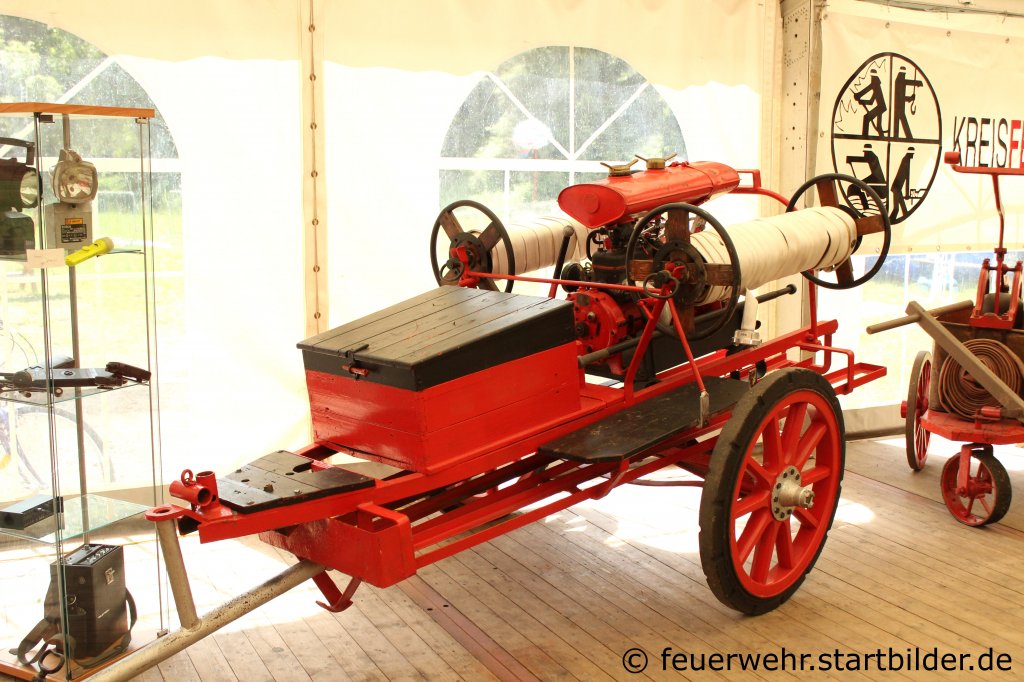 Historische Motorpumpe der Feuerwehr Neuss Rosellen.
Aufgenommen beim Tdot der FF Rosellen am 13.5.2012.