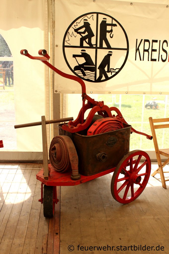 Historisches L�schger�t der Feuerwehr Neuss Rosellen.
Aufgenommen beim Tdot der FF Rosellen am 13.5.2012.