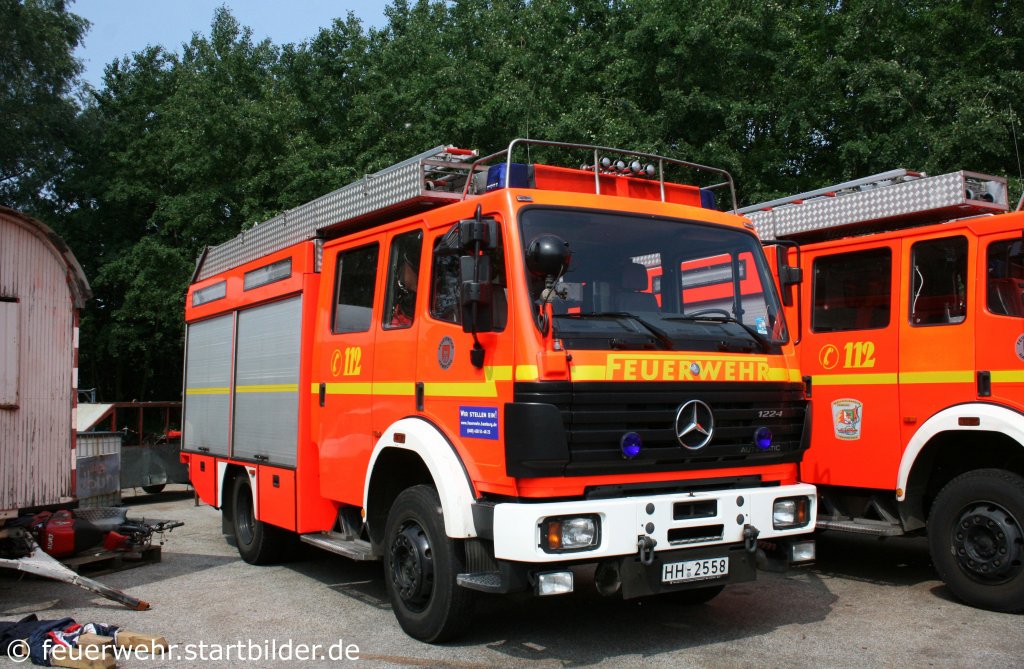 HLF 16/14 (HH 2558) auf MB 1224 mit Metz Aufbau.
Aufgenommen beim Tag der offenen Tür der Feuerwehrschule Hamburg am 21.5.2011.