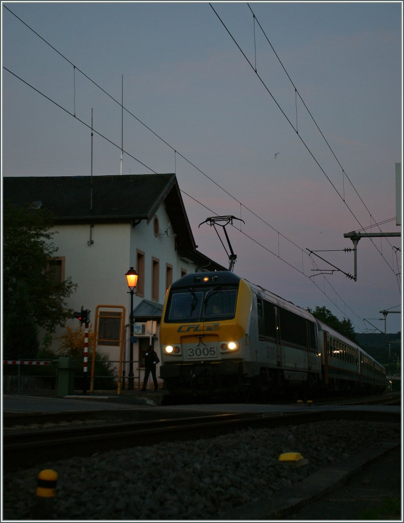 Im allerletzten Tageslicht wartet die CFL 3005 mit ihrem IR 122 nach Liers im Bahnhof von Wilwerwiltz auf die Abfahrt. 
14. Mai 2013