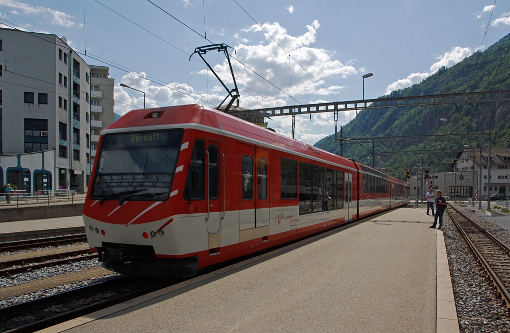 Im leichten Gegenlicht - Der MGB Niederflur-Panoramatriebzug  Stadler - KOMET ABDeh 4/10 2012 f�hrt am 28.05.2012 von Brig in Richtung Zermatt. Die H�chstgeschwindigkeit betr�gt 80 km/h (Adh�sion) bzw. 40 km/h (Zahnrad).