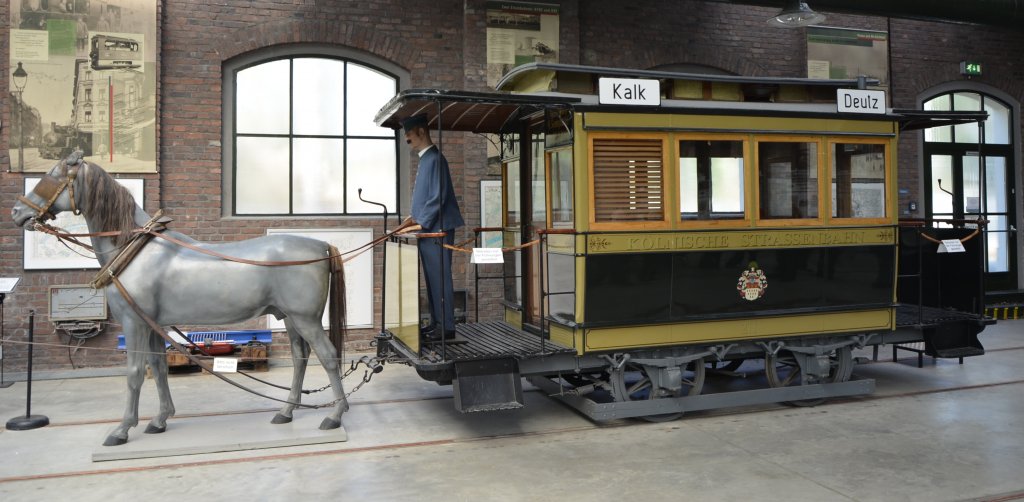 Im Stra�enbahnmuseum Thielenbruch erinnert der Pferdebahnwagen 211  an die 30-j�hrige Geschichte der K�lner Pferdebahnen, die am 20. Mai 1877 mit der Verbindung der damals noch au�erhalb der K�lner Stadtgrenzen liegenden Orte Deutz und Kalk begann. (Aufnahme vom 02.04.2013 anl�sslich einer Sonderf�hrung) 


