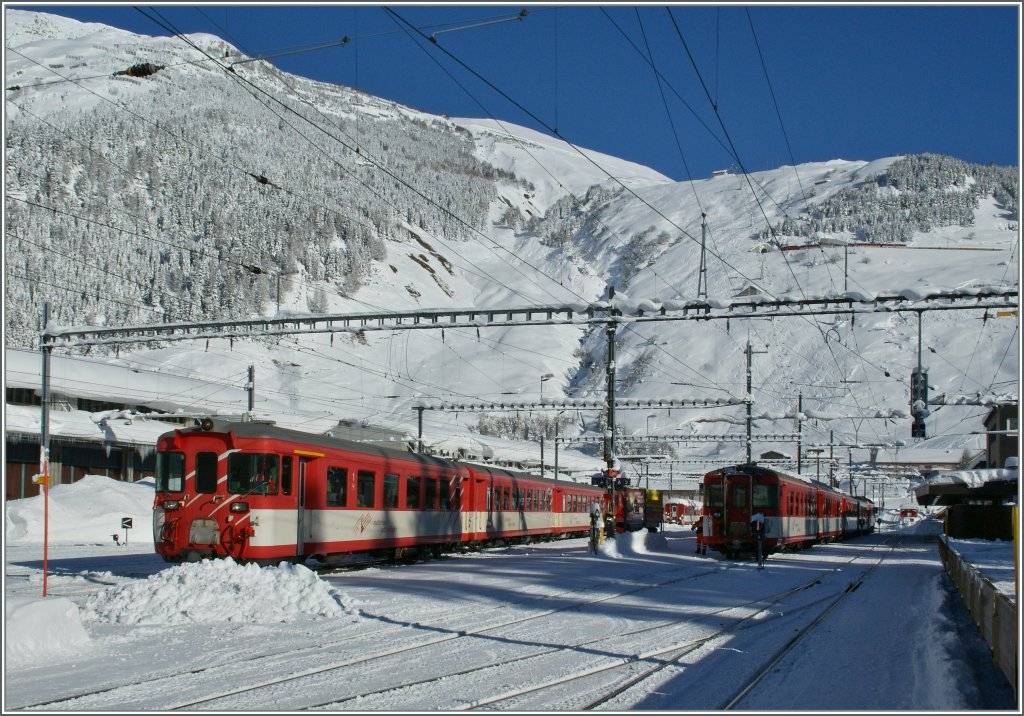 In Andermatt warten die sich kreuzenden Regionalz�ge Visp - G�schenen bzw. G�schenen - Visp auf ihre Abfahrt.
12.12.12