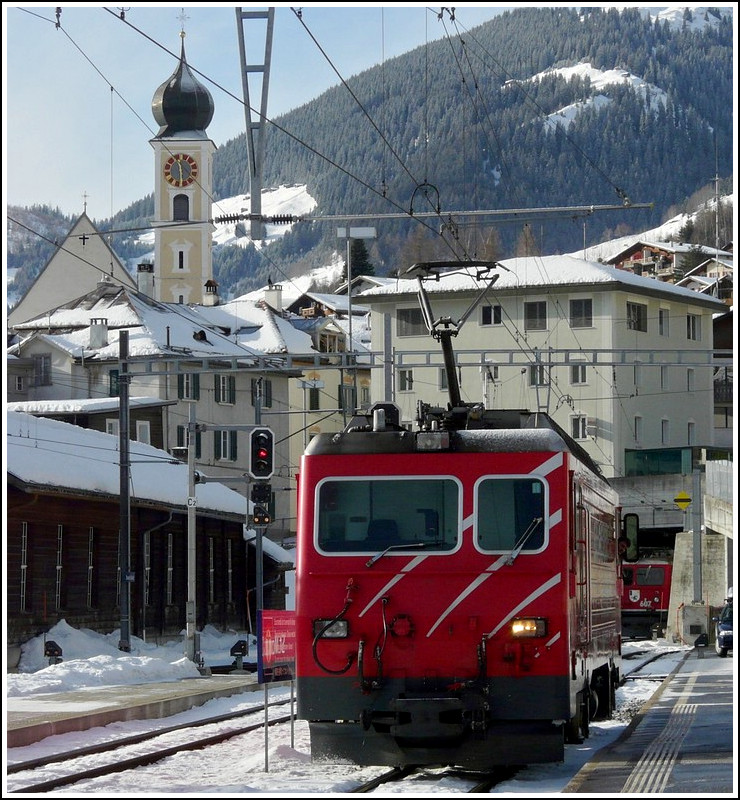 In Disentis-Must�r ist Lokwechsel f�r den Glacier Express angesagt. Die RhB Ge 4/4 I 607 muss einer MGB HGe 4/4 II Platz machen, damit diese den Zug �ber die Zahnradabschnitte bis nach Zermatt ziehen kann. 26.12.2009 (Jeanny)
