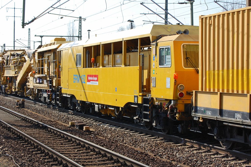 In einem Gleisschotterreingungszug der DB Bahnbau Gruppe diese Maschine BRM 162, 22.03.12 Bhf. Flughafen Berlin-Schnefeld.