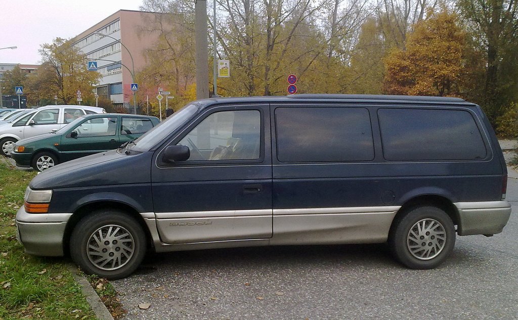 In Europa nur selten zu sehen in dieser Version, ein DODGE CARAVAN LE zweite Generation (Produktionzeitraum 1991-1995), 02.11.11 Berlin-Pankow.