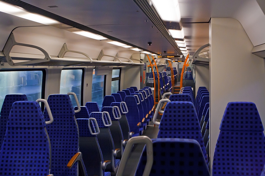 In einer  Hamsterbacke“ - Innenansicht im Bombardier Talent 2, hier in 442 260 als RE 9 - Rhein-Sieg-Express (Aachen-K�ln-Siegen) am 30.09.2012 in K�ln Hbf.